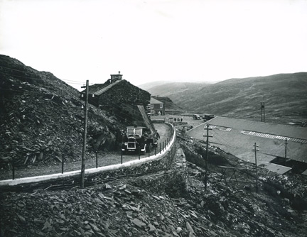 Arrival of the "Elephant" case at Manod quarry in Wales, during the evacuation of paintings during the Second World War. Original photo GWR