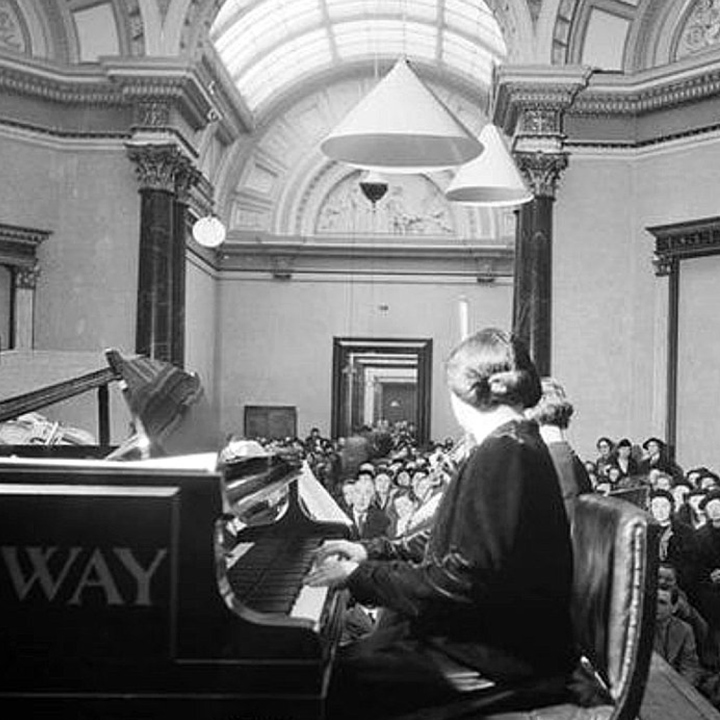 The collection during wartime: Online tour