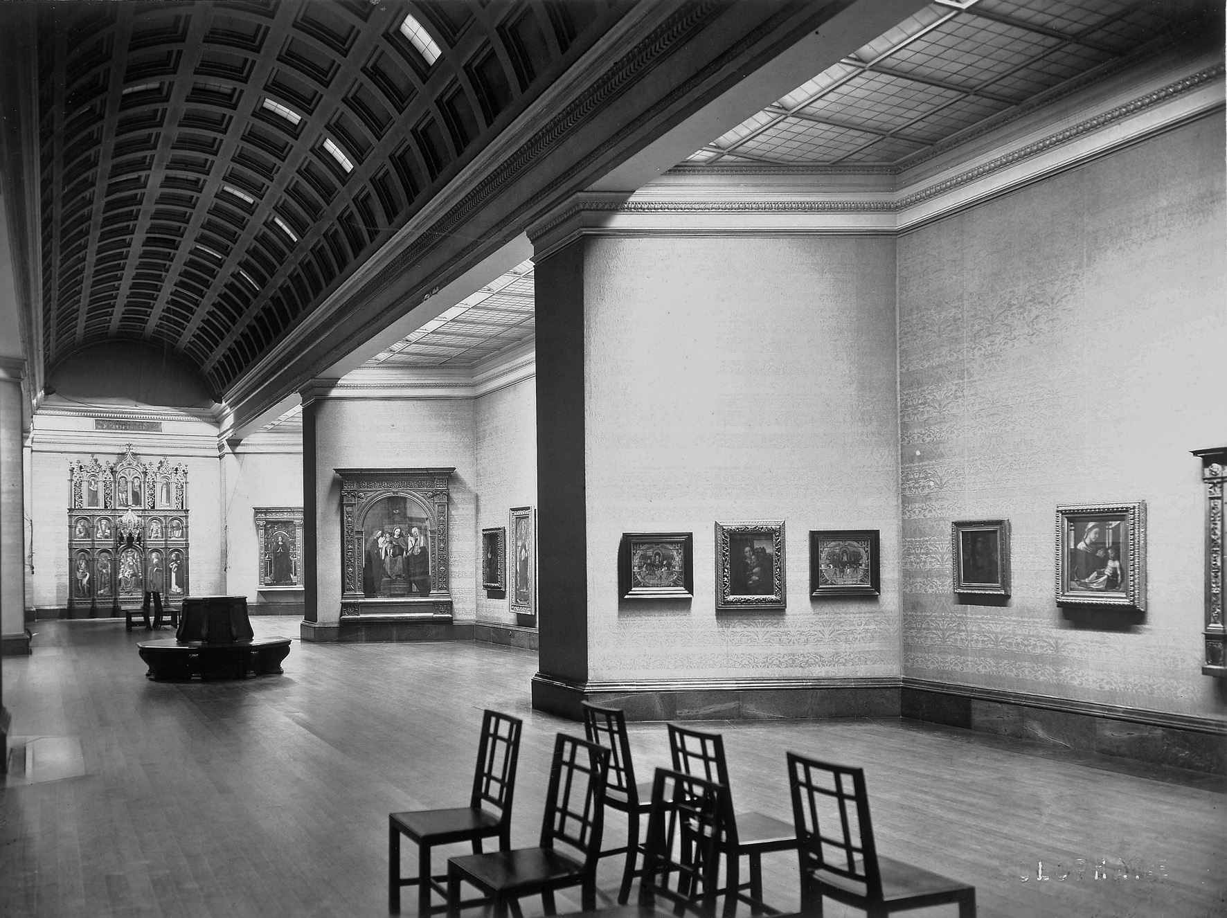 Duveen Gallery Janurary 1932 view to The Demidoff Altarpiece