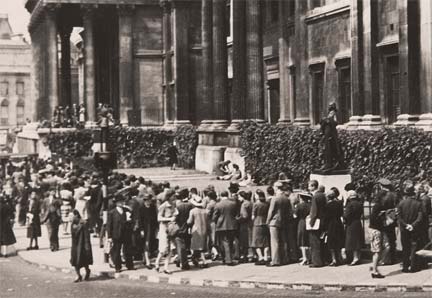 Queues going into the Gallery - Gallery at War