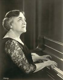 Myra Hess playing the piano - Gallery at War