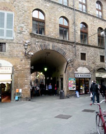 Borgo degli Albizzi, showing the Volta di San Pietro.
