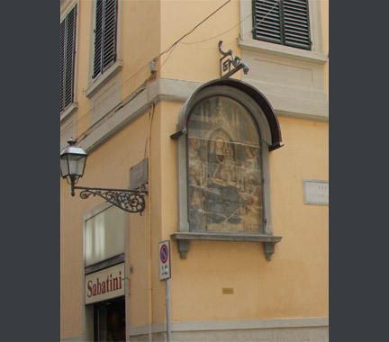 Street tabernacle on a corner of Borgo degli Albizzi.