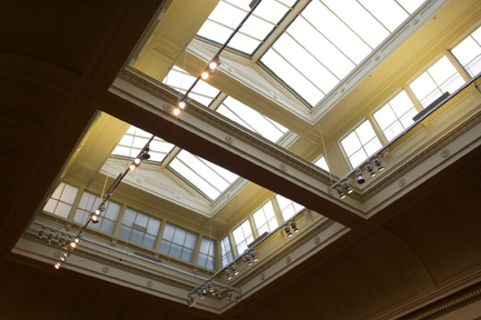Older lighting scheme in Gallery 30, showing pairs of 'blue' lens and 'clear' lens lamps augmenting the natural daylight