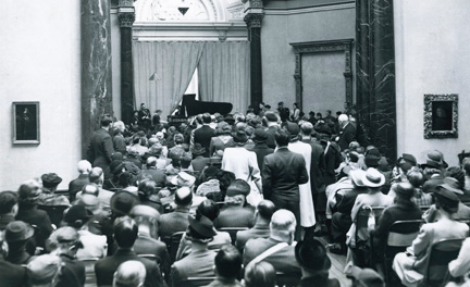 Audience at a Myra Hess concert in wartime